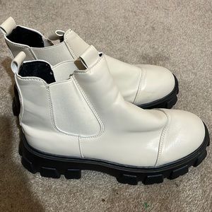 Beige lug boot